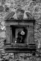 Obraz premium Borghi toscani in bianco e nero. L'architettura medievale dei borghi toscani, caratterizzata da pietra, cotto, riflette il periodo comunale con cinte murarie, torri, vicoli stretti e piazze. Italia. 