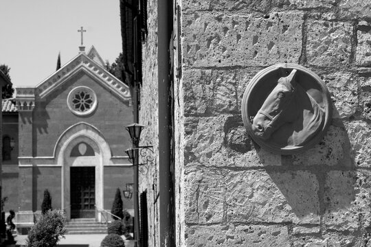 Borghi toscani in bianco e nero. L'architettura medievale dei borghi toscani, caratterizzata da pietra, cotto, riflette il periodo comunale con cinte murarie, torri, vicoli stretti e piazze. Italia. 