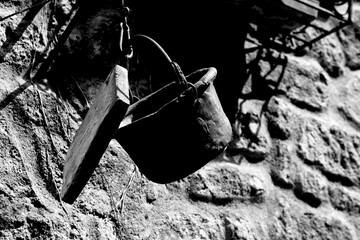 Naklejka premium Borghi toscani in bianco e nero. L'architettura medievale dei borghi toscani, caratterizzata da pietra, cotto, riflette il periodo comunale con cinte murarie, torri, vicoli stretti e piazze. Italia. 