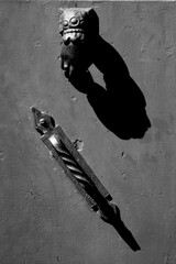 Naklejka premium Borghi toscani in bianco e nero. L'architettura medievale dei borghi toscani, caratterizzata da pietra, cotto, riflette il periodo comunale con cinte murarie, torri, vicoli stretti e piazze. Italia. 