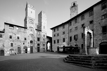 Obraz premium Borghi toscani in bianco e nero. La città turrita di San Giminiani ancora preservata dentro le antiche mura da cui svettano decine di torri. Siena,Toscana. Italia