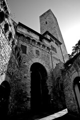 Borghi toscani in bianco e nero. La citt&agrave; turrita di San Giminiani ancora preservata dentro le antiche mura da cui svettano decine di torri. Siena,Toscana. Italia