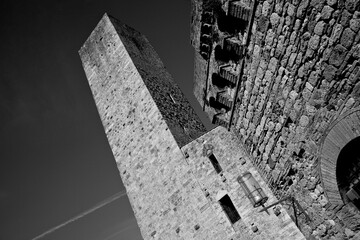 Obraz premium Borghi toscani in bianco e nero. La città turrita di San Giminiani ancora preservata dentro le antiche mura da cui svettano decine di torri. Siena,Toscana. Italia