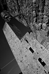 Obraz premium Borghi toscani in bianco e nero. La città turrita di San Giminiani ancora preservata dentro le antiche mura da cui svettano decine di torri. Siena,Toscana. Italia