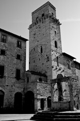 Borghi toscani in bianco e nero. La citt&agrave; turrita di San Giminiani ancora preservata dentro le antiche mura da cui svettano decine di torri. Siena,Toscana. Italia
