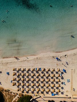 imagen a&eacute;rea cenital de la playa Cala Millor en Mallorca con turistas, hamacas, sombrillas y aguas turquesas