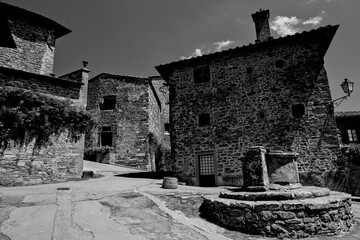 Naklejka premium Borghi toscani in bianco e nero. Il borgo medievale di Volpaia circondato dai vigneti nella regione del Chianti Senese, Siena,Toscana. Italia
