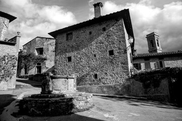 Naklejka premium Borghi toscani in bianco e nero. Il borgo medievale di Volpaia circondato dai vigneti nella regione del Chianti Senese, Siena,Toscana. Italia