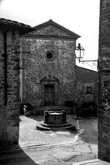 Naklejka premium Borghi toscani in bianco e nero. Il borgo medievale di Volpaia circondato dai vigneti nella regione del Chianti Senese, Siena,Toscana. Italia