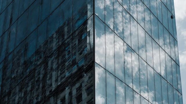 高層ビルに映る雲と太陽の反射