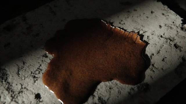 錆びたような茶色い液体が侵食するホラー