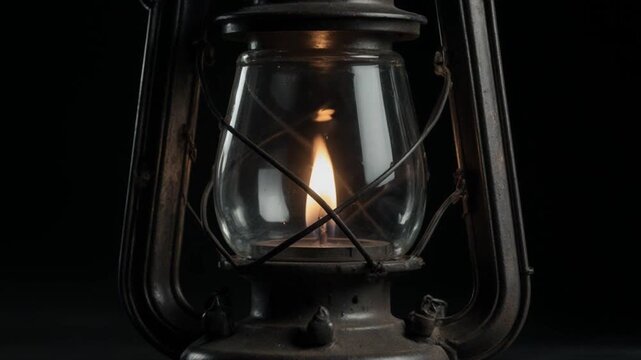 暗闇で小さく揺れるオイルランタンの灯り