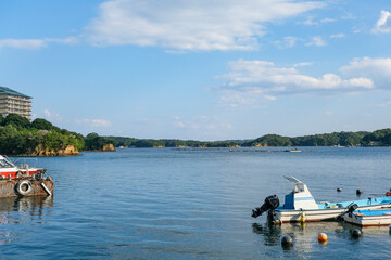 海産物養殖の筏が並ぶ英虞湾の入り江