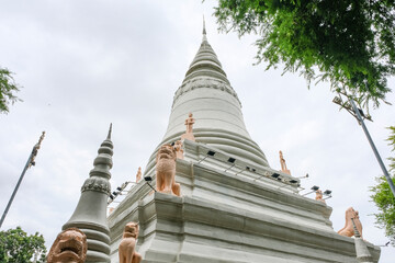 丘の上に建つワットプノンの白亜の仏塔