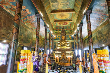 仏像が鎮座するワットプノンの本堂