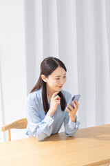 スマホを操作する女性