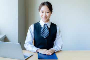 受付で説明するビジネスウーマン