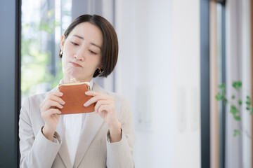 Working but still broke&mdash;what a sad, frustrating situation. Prices are so high, it's tough~ Looks like I'll be in the red again this month?