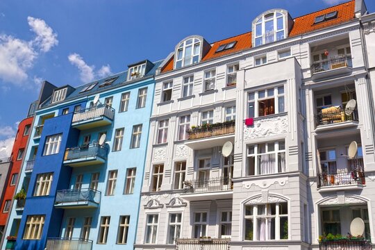 berlin, deutschland - sanierte h&auml;user in kreuzberg