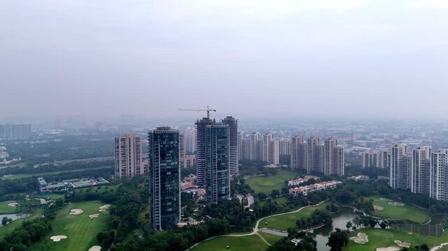 Drone view of Jaypee Greens township, showcasing modern residential blocks, manicured golf fairways, and wide internal roads amid Greater Noida&rsquo;s expanding urban skyline.