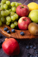 Owoce w drewnianej misie © Katarzyna