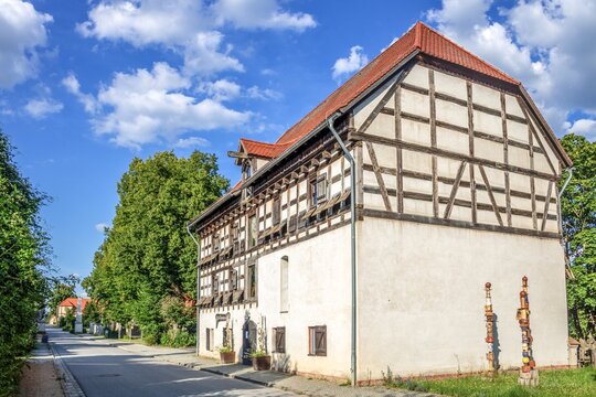 straupitz, deutschland - alter kornspeicher im fachwerkstil