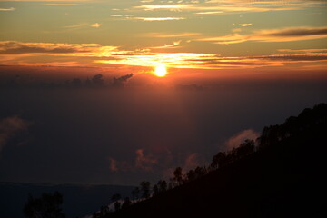 Obraz premium sunrise on top of mountain