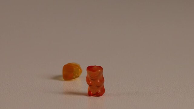 Gummib&auml;rchen regnen vom Himmel