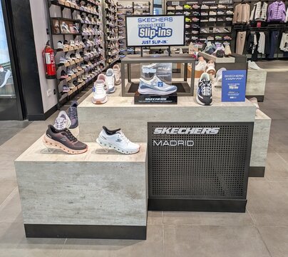 Expositor con calzado deportivo de tienda Skechers del centro comercial Islazul de Madrid, Espa&ntilde;a, 22 de enero de 2026