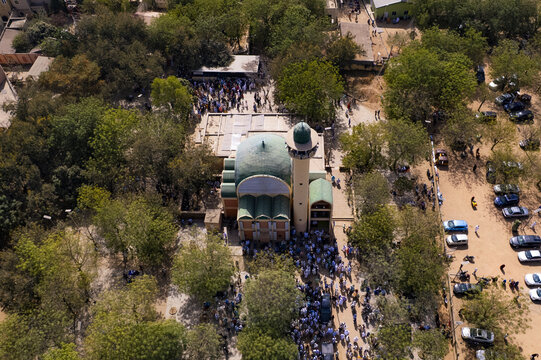 Aerial view of Masallacin Murtala Road mosque, where the faithful gather, amidst the lush green trees, Kano, Kano, Nigeria.
