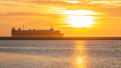 Fototapeta premium Sonnenuntergang an der Nordsee, auf dem winterlichen Borkum 