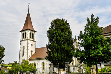 Murten, Kirche, Stadt, Altstadt, römisch-katholisch, Ringmauer, Festung, Schloss, Altstadthäuser, historische Häuser, Rundgang, Sommer, Schweiz © bill_17