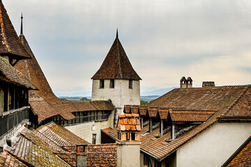 Murten, Altstadt, Altstadthäuser, Dächer, Turm, Schloss, Ringmauer, Rundgang, Pulverturm, Rathaus, Stadtrundgang, Murtensee, Sommer, Fribourg, Schweiz  © bill_17