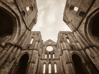 Obraz premium Low angle view of Gothic arches and open sky in the roofless San Galgano Abbey, Tuscany, Italy