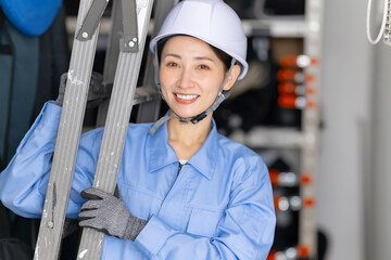女性　作業員　メンテナンス　脚立　工事