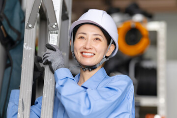 女性　作業員　メンテナンス　脚立　工事