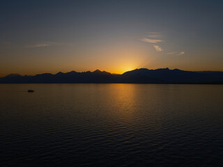 Obraz premium Scenic sunset view with mountains and serene ocean