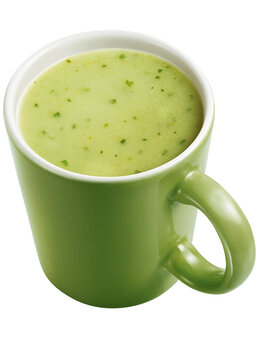 caneca com sopa de br&oacute;colis com queijo isolado em fundo transparente