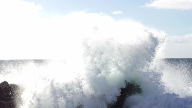 kraftvolle Wellen brechen auf Felsen - Atmosph&auml;re von Energie und Naturgewalt, Gischt, Wasser, K&uuml;stenlandschaft, Energie, Meer, Ozean, aufgew&uuml;hlt
