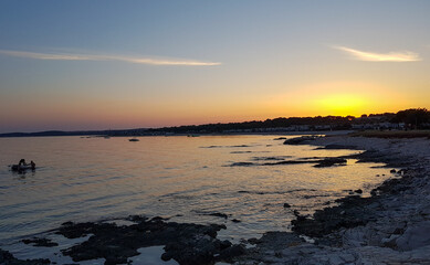 Obraz premium Sonnenuntergang am Meer in Medulin - Kroatien - Felsküste