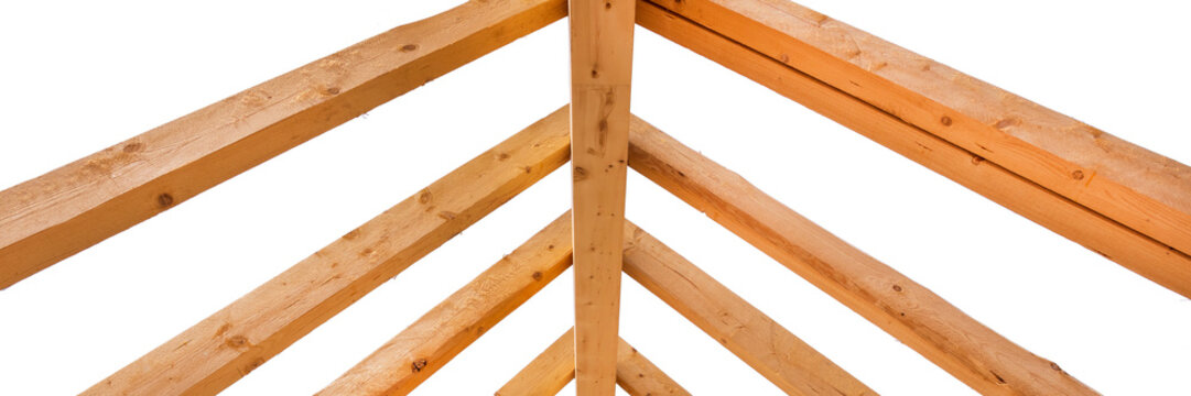 Dachstuhl mit Holzbalken in einem Neubau isoliert als Freisteller &uuml;ber transparentem Hintergrund