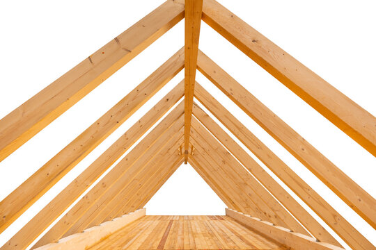 Dachstuhl mit Holzbalken in einem Neubau isoliert als Freisteller &uuml;ber transparentem Hintergrund