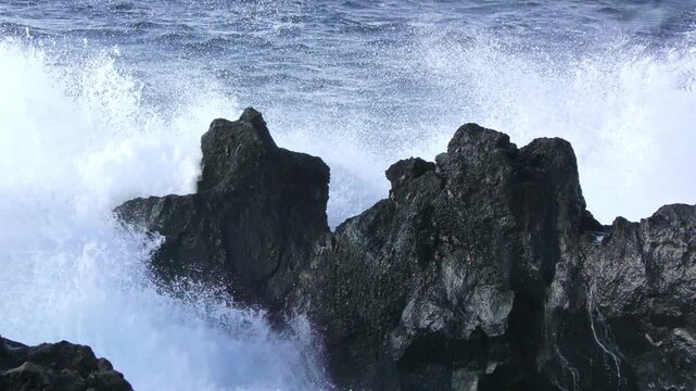 kraftvolle Wellen brechen auf Felsen - Atmosph&auml;re von Energie und Naturgewalt, Gischt, Wasser, K&uuml;stenlandschaft, Energie, Meer, Ozean, aufgew&uuml;hlt
