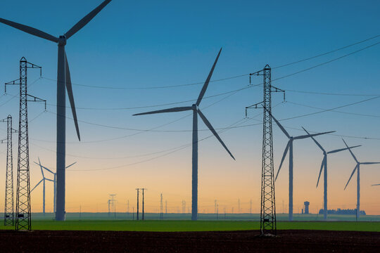 Infrastructures &eacute;nerg&eacute;tique - Eoliennes , pylones et lignes &eacute;lectriques haute tension dans un paysage agricole