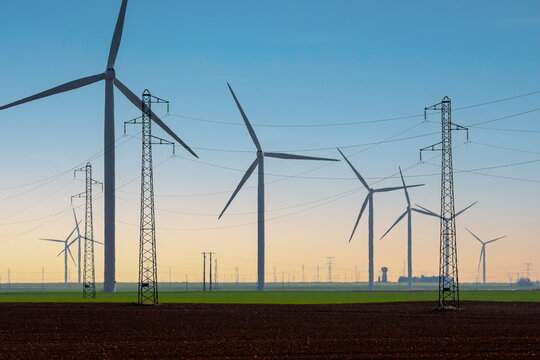 Infrastructures &eacute;nerg&eacute;tique - Eoliennes , pylones et lignes &eacute;lectriques haute tension dans un paysage agricole