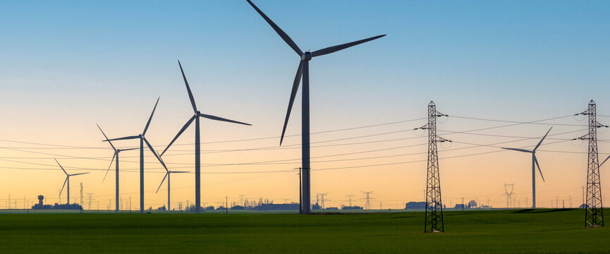 Infrastructures &eacute;nerg&eacute;tique - Eoliennes , pylones et lignes &eacute;lectriques haute tension dans un paysage agricole