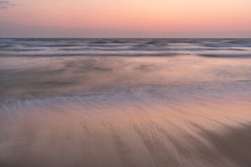 Obraz premium Waves moving at sunset. The Landes Region. New Aquitaine, France.