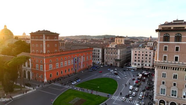 MIX DI 11 CLIP - Vista aerea di Piazza Venezia e dell'altare della Patria a Roma, Italia.
Ripresa aera con drone del centro della piazza.