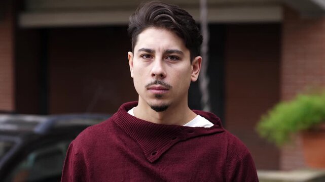 Young man suddenly remembering something and reacting in a surprised and animated way, expressing realization, memory, and spontaneous emotion.