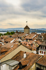 Murten, Altstadt, Altstadthäuser, Dächer, Turm, Schloss, Ringmauer, Rundgang, Pulverturm, Rathaus, Stadtrundgang, Murtensee, Mont Vully, Sommer, Fribourg, Schweiz © bill_17